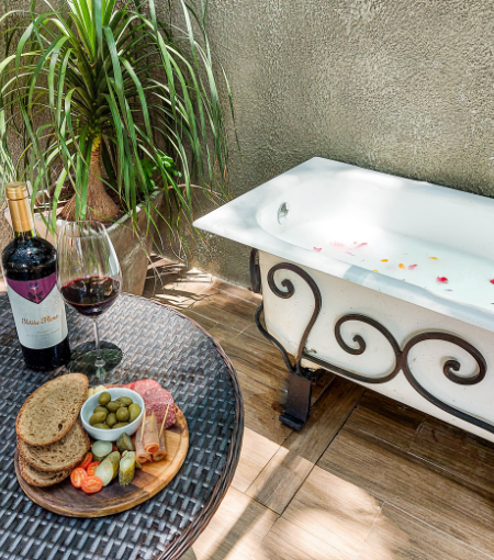 A romantic dinner in the outdoor bathtub